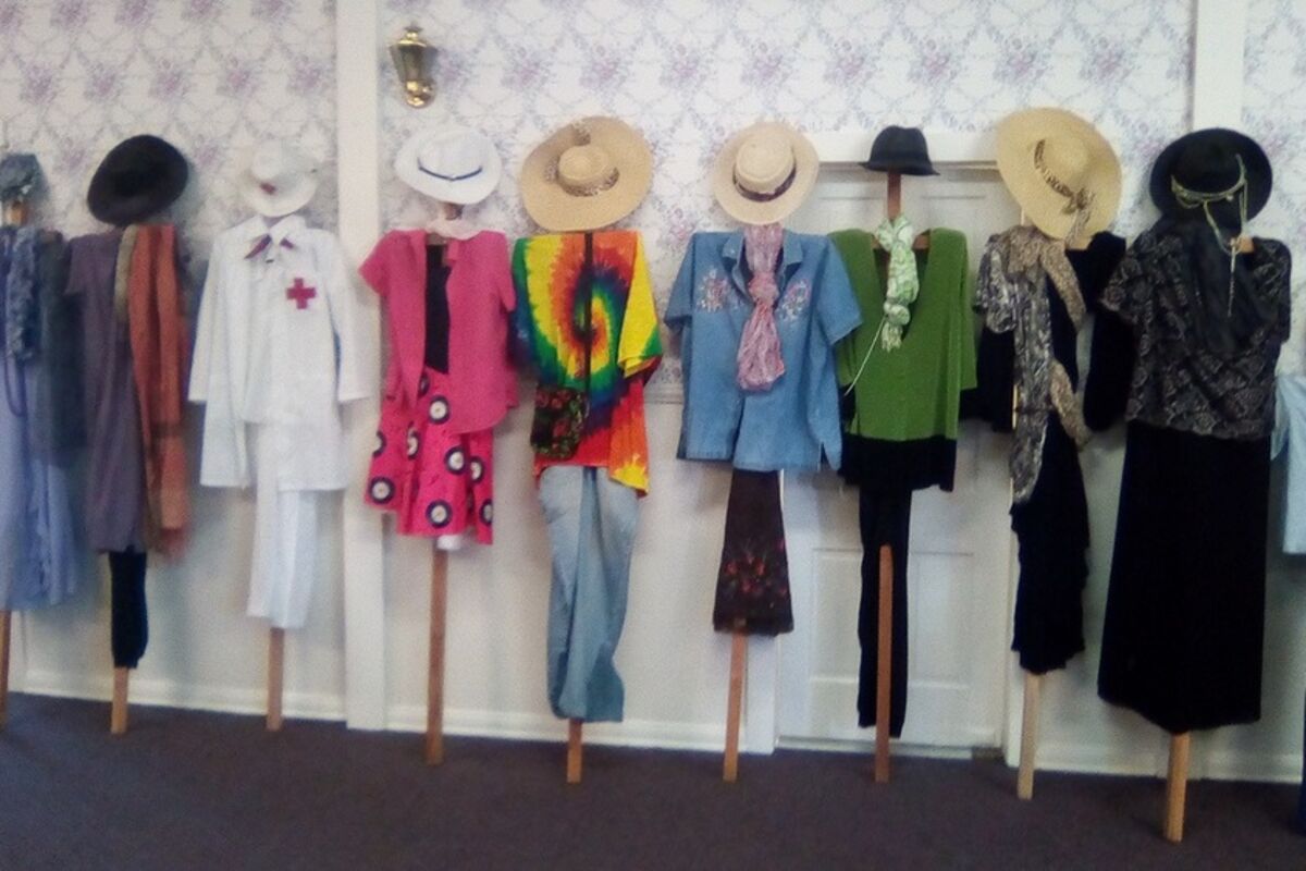 scarecrows%20dressed%20as%20women