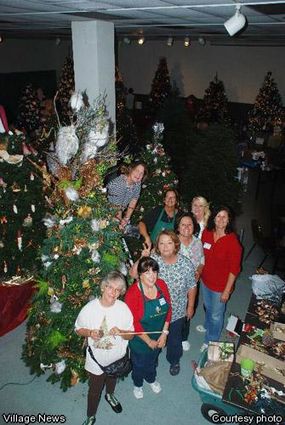 Master Gardeners Decorate Tree For Balboa Park Military Family